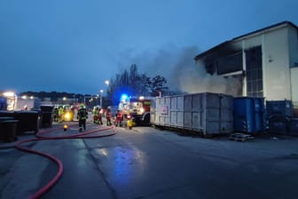 Brand in Ludwigsfelde: Am Morgen kämpften Einsatzkräfte mit den Flammen der Lagerhalle.