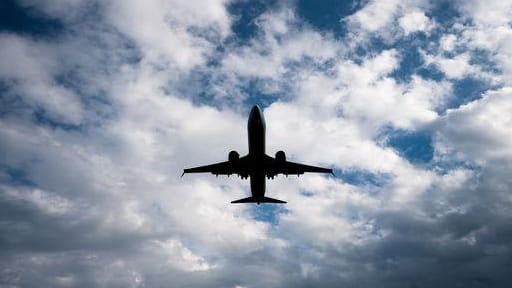 Ein Flugzeug kurz vor der Landung (Symbolbild): Im November blieb der deutsche Luftraum leerer als im Vorkrisenmonat 2019.