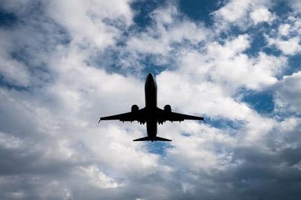 Ein Flugzeug kurz vor der Landung (Symbolbild): Im November blieb der deutsche Luftraum leerer als im Vorkrisenmonat 2019. Ein Flugzeug kurz vor der Landung (Symbolbild): Im November blieb der deutsche Luftraum leerer als im Vorkrisenmonat 2019.
