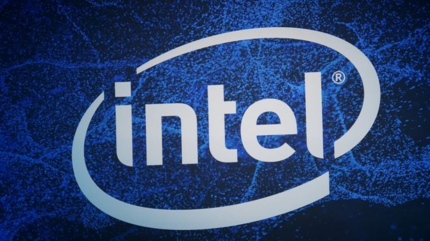 Ein Logo des US-Halbleiterherstellers Intel, aufgenommen auf der Elektronikmesse CES 2019.