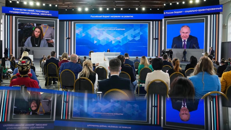 Putin stellt sich den Fragen von Journalisten: Dabei spricht er hauptsächlich über die Folgen der Pandemie und über außenpolitische Konflikte.