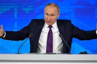Wladimir Putin auf seiner jährlichen Pressekonferenz: Der russische Präsident relativiert die großen Probleme des Landes in der Corona-Pandemie.