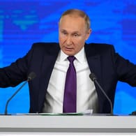 Wladimir Putin auf seiner jährlichen Pressekonferenz: Der russische Präsident relativiert die großen Probleme des Landes in der Corona-Pandemie.