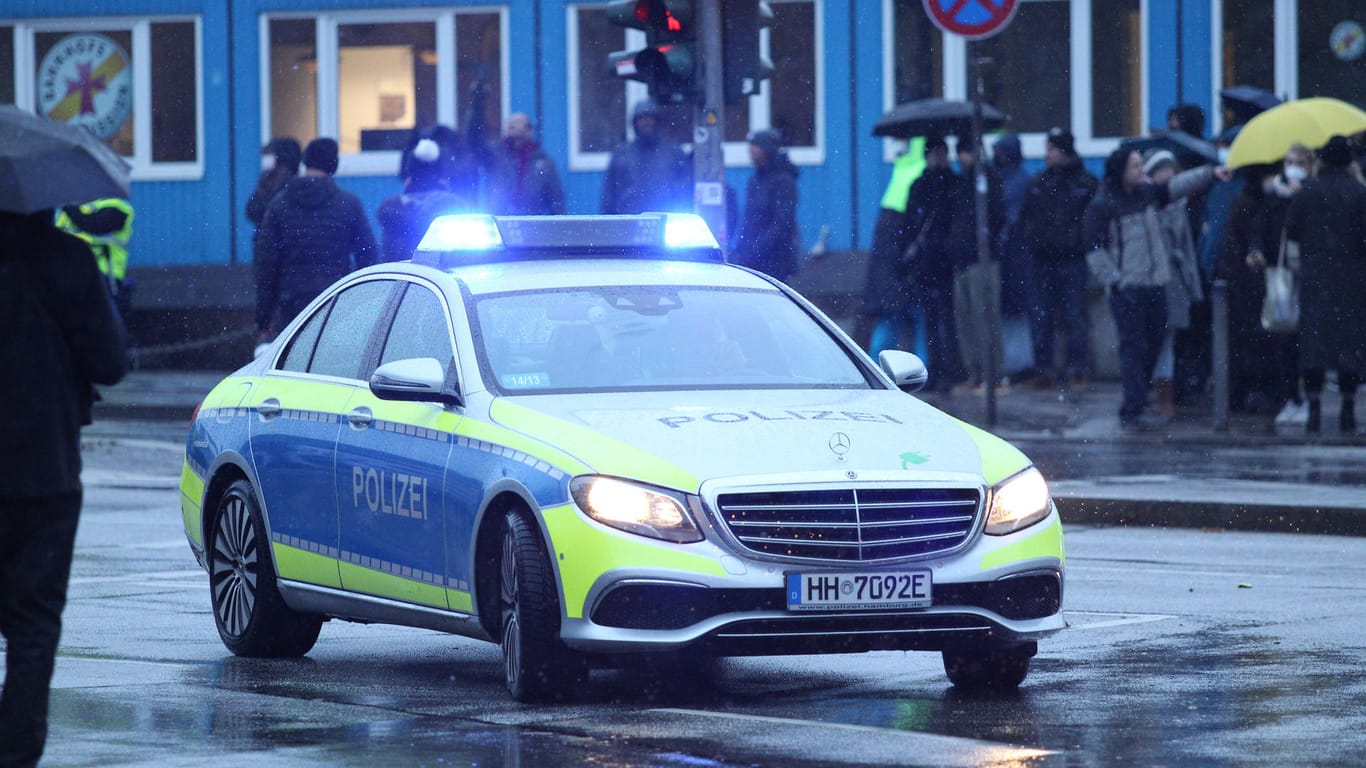 Ein Einsatzwagen der Polizei mit Blaulicht in der Innenstadt (Symbolbild): In Hamburg hat eine aufmerksame Frau die Polizei auf die Spur eines gesuchten Tatverdächtigen gebracht.
