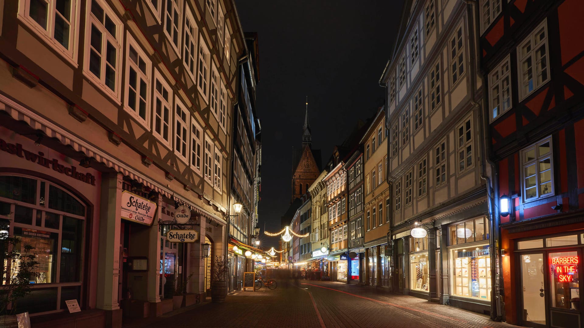Die leere Altstadt (Archivbild): Damit auch einsame und bedürftige Menschen an den Weihnachtstagen nicht alleine sein müssen, finden sie in einer Weihachtsstube Obhut. Die leere Altstadt (Archivbild): Damit auch einsame und bedürftige Menschen an den Weihnachtstagen nicht alleine sein müssen, finden sie in einer Weihachtsstube Obhut.