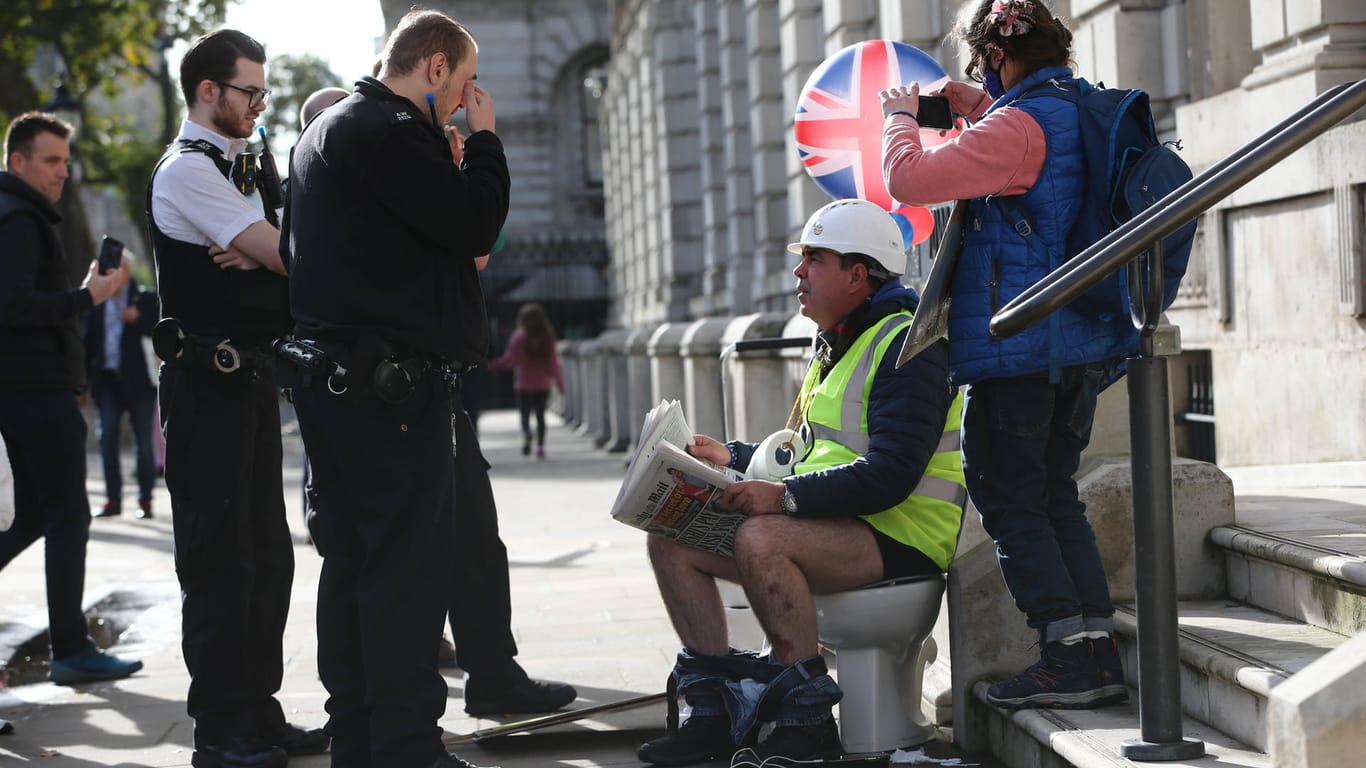 Polizisten sprechen mit Brexit-Aktivist: Vor einem Jahr wurde der Deal besiegelt.