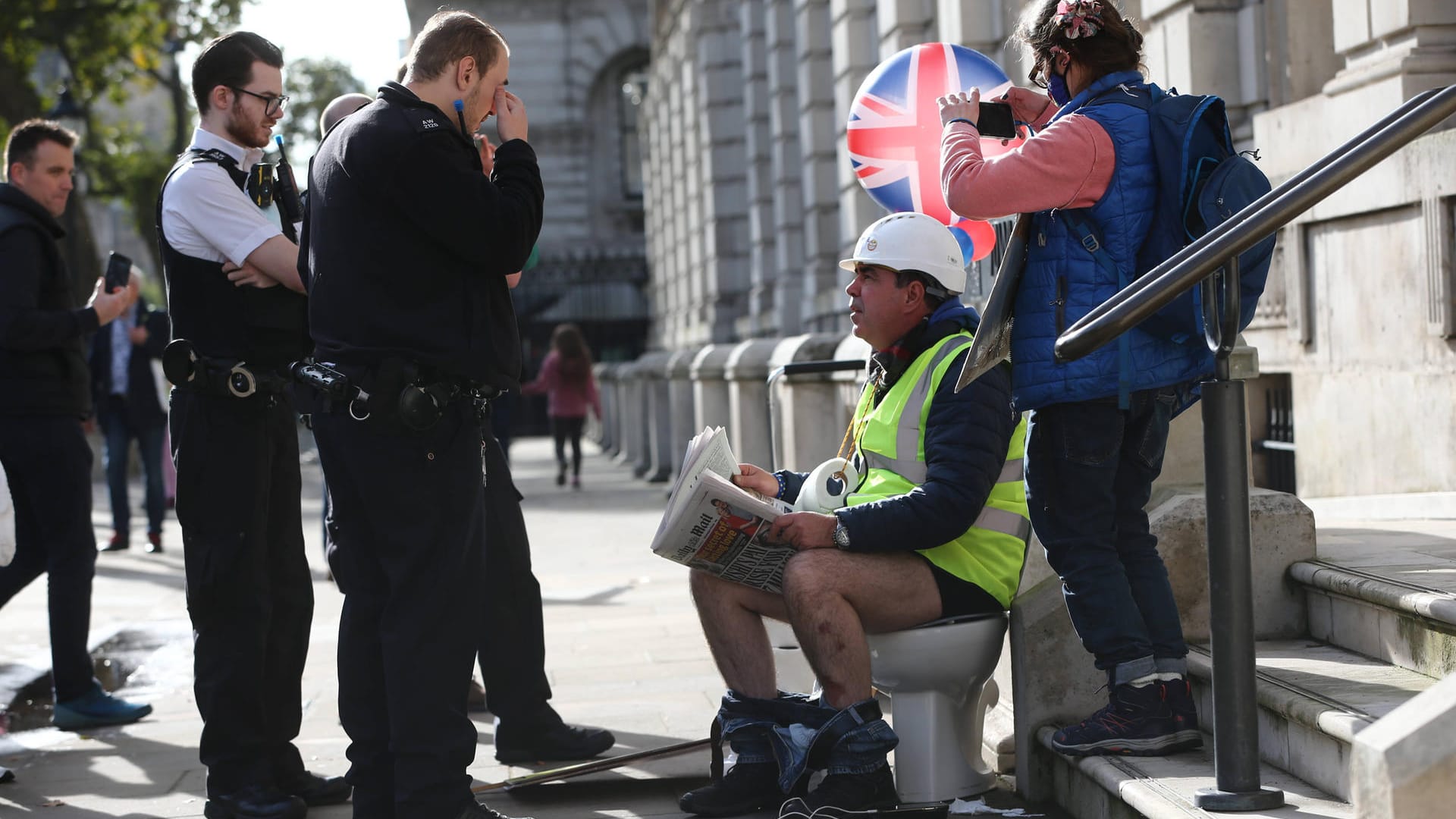 Polizisten sprechen mit Brexit-Aktivist: Vor einem Jahr wurde der Deal besiegelt.