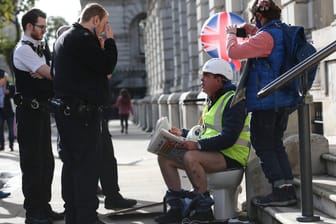 Polizisten sprechen mit Brexit-Aktivist: Vor einem Jahr wurde der Deal besiegelt.