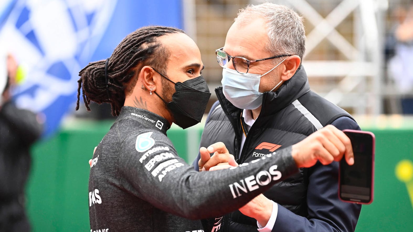 Stefano Domenicali (r.) neben Formel-1-Superstar Lewis Hamilton: Der Geschäftsführer schließt eine Impfpflicht nicht aus.