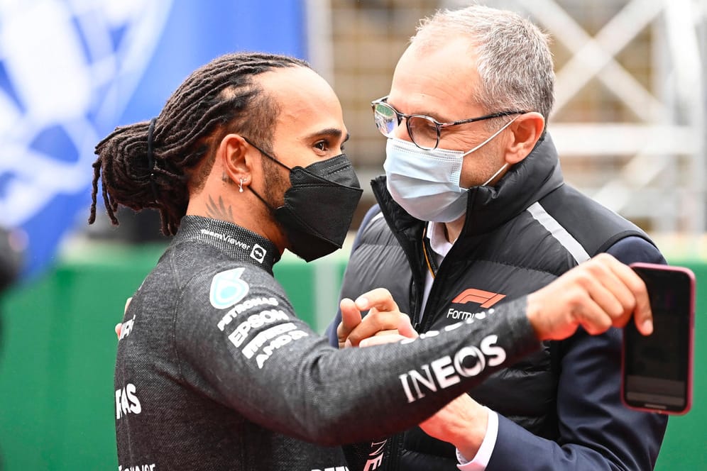Stefano Domenicali (r.) neben Formel-1-Superstar Lewis Hamilton: Der Geschäftsführer schließt eine Impfpflicht nicht aus.