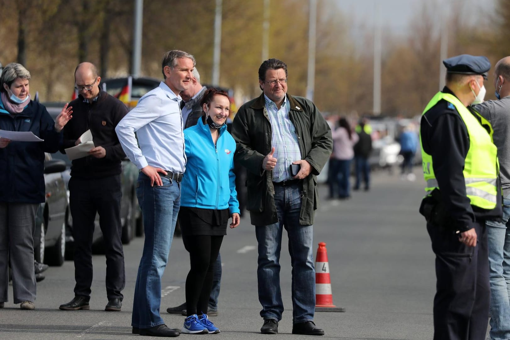 Corona-Protest in Erfurt im Mai: Björn Höcke (l.), AfD-Fraktionsvorsitzender in Thüringen, und Stephan Brandner, AfD-Bundestagsabgeordneter, lassen sich mit Demonstranten fotografieren.