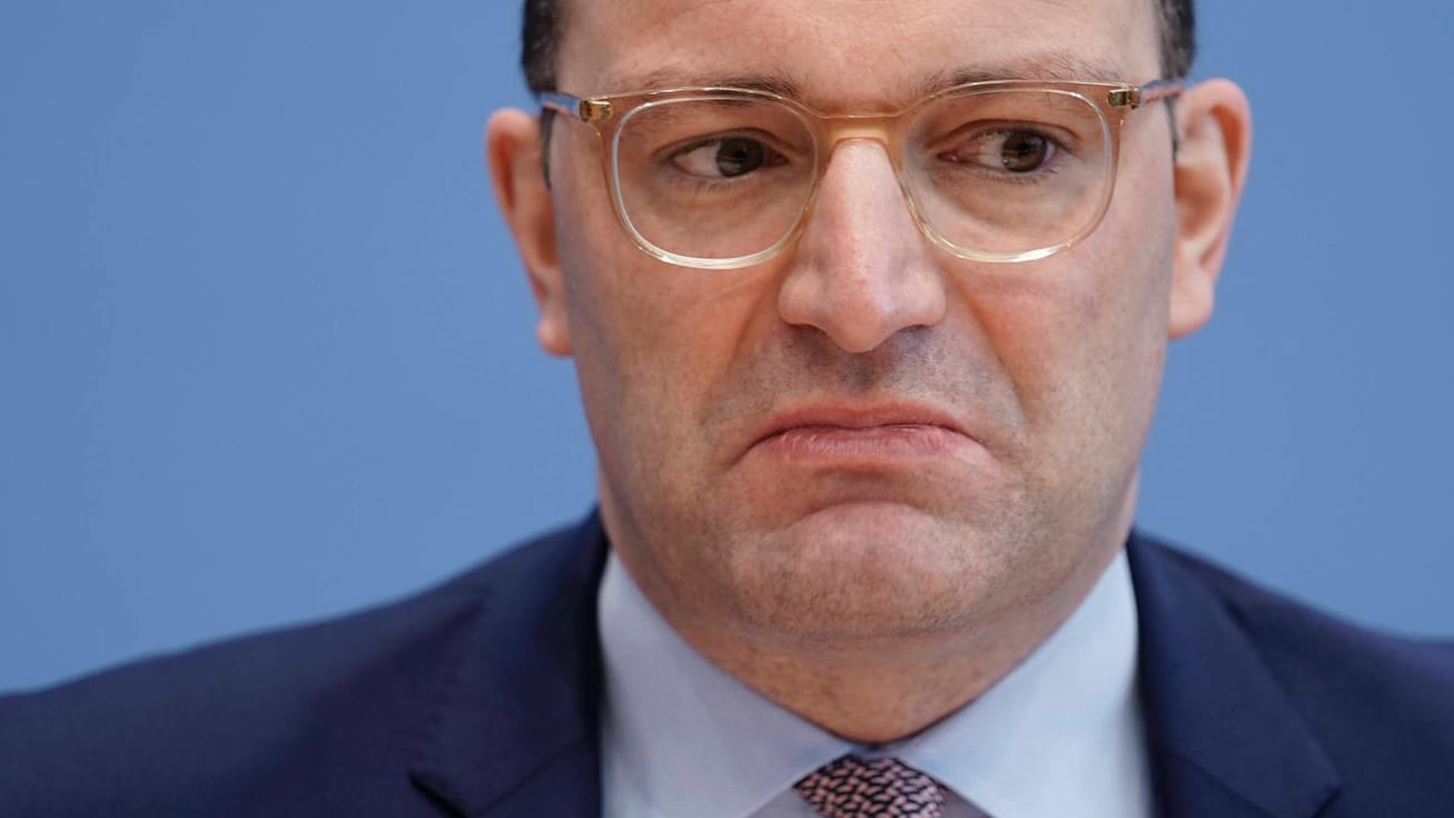 Der ehemalige Bundesgesundheitsminister Jens Spahn bei einer Bundespressekonferenz, wo er nicht immer die beste Figur abgegeben hat.