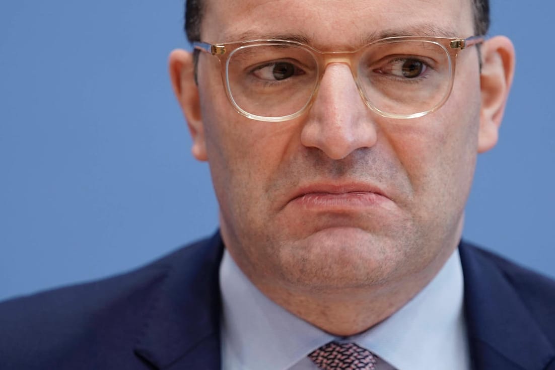 Der ehemalige Bundesgesundheitsminister Jens Spahn bei einer Bundespressekonferenz, wo er nicht immer die beste Figur abgegeben hat.