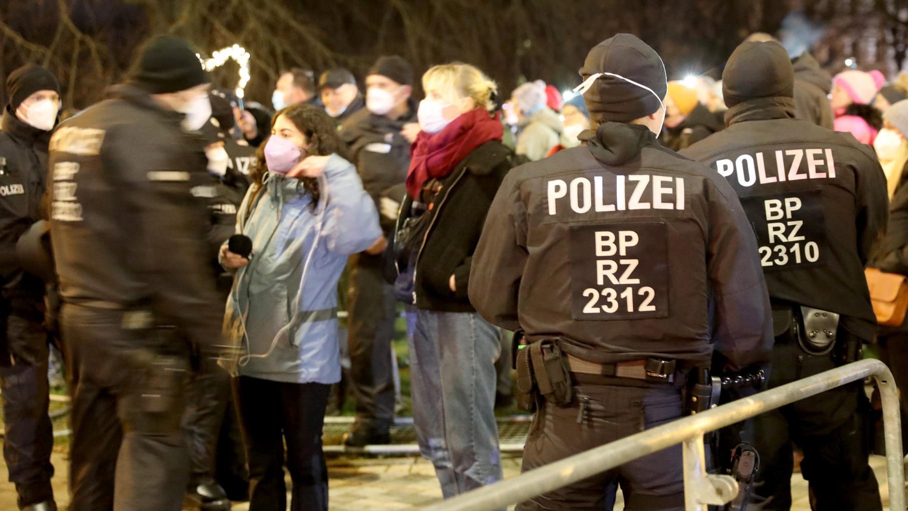 Impfgegner protestieren in Rostock: Mecklenburg-Vorpommerns CDU-Vize provozierte nun mit einem Lob für die Demonstranten.