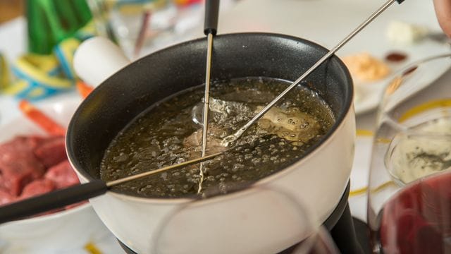 Das Fett aus dem Fonduetopf sollte nach dem Festessen in ein verschraubbares Glas gefüllt und fest verschlossen im Hausmüll entsorgt werden.