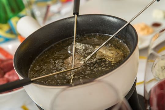 Das Fett aus dem Fonduetopf sollte nach dem Festessen in ein verschraubbares Glas gefüllt und fest verschlossen im Hausmüll entsorgt werden.