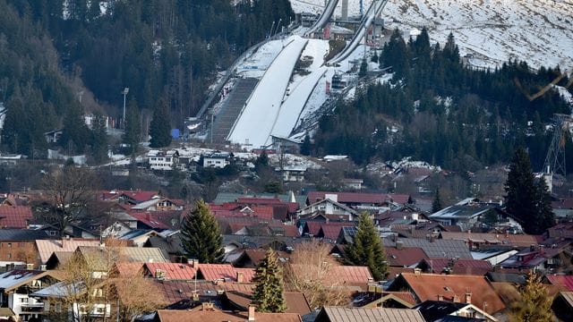 Die Schattenbergschanze ist über den Häusern von Oberstdorf zu sehen.