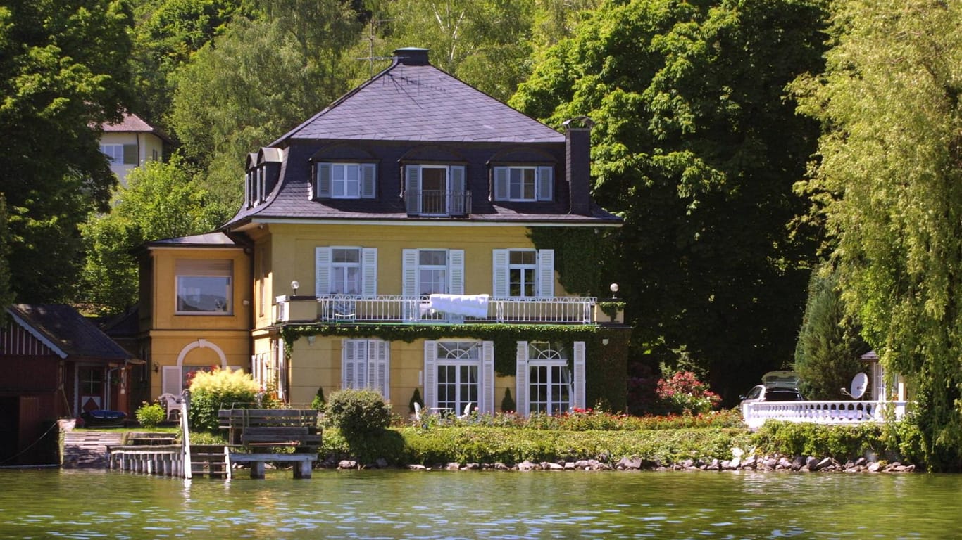 Villa am Ufer des Starnberger Sees (Symbolbild): Wer träumt nicht von einem Haus am See? Eine Villa wie diese liegt auf Platz drei der teuersten Häuser 2021.