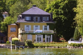Villa am Ufer des Starnberger Sees (Symbolbild): Wer träumt nicht von einem Haus am See? Eine Villa wie diese liegt auf Platz drei der teuersten Häuser 2021.