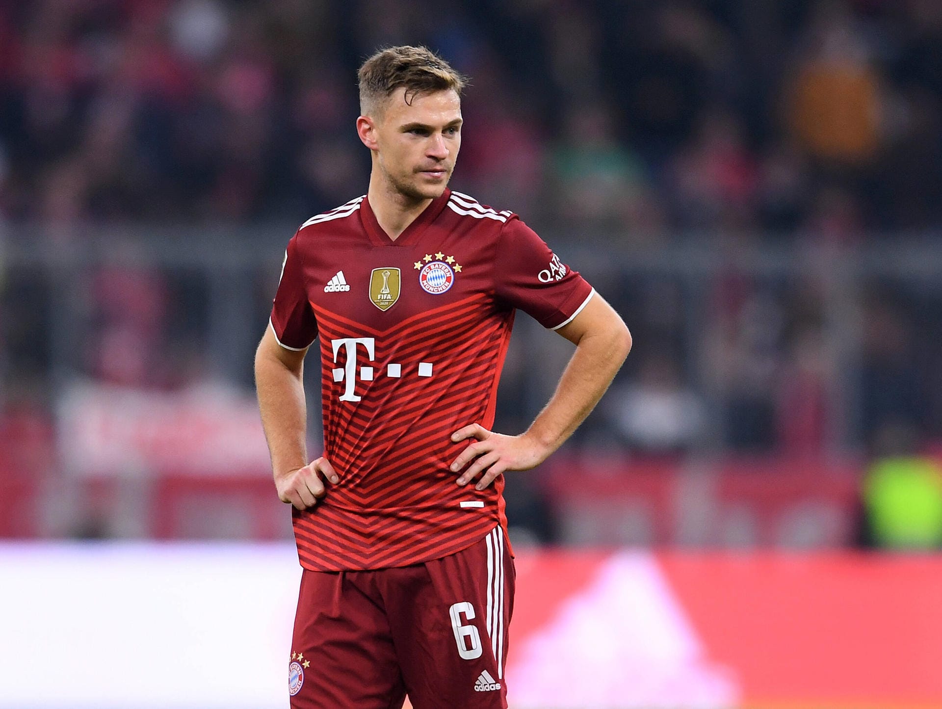 Joshua Kimmich (defensives Mittelfeld): Er habe seine "Mannschaft im Stich gelassen. Das schlechte Gewissen ist da". Sagte ein sichtlich müder Kimmich jüngst dem ZDF. Der ungeimpfte Leader hat seit Mitte November kein Spiel bestritten. Mehrmals musste der 26-Jährige in Quarantäne. Bis zu diesem Zeitpunkt lieferte der Schwabe zuverlässig als Taktgeber. Doch: Jetzt ist die Frage, wann er wegen seiner Corona-Spätfolgen wieder angreifen kann. Note 4