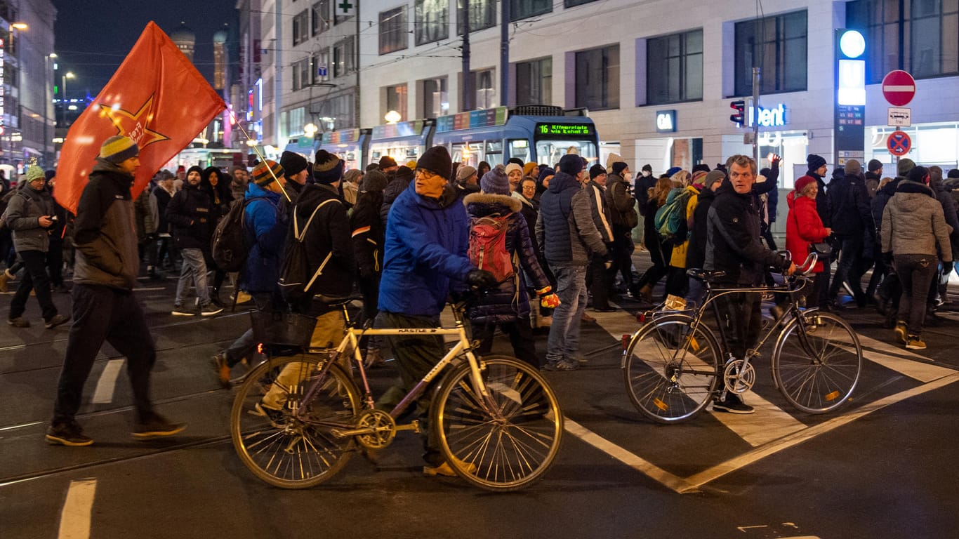 Gegner der Corona-Politik ziehen in einem Demonstrationszug durch die Innenstadt von München. Die Polizei hat die Teilnehmerzahl auf 5.000 geschätzt.