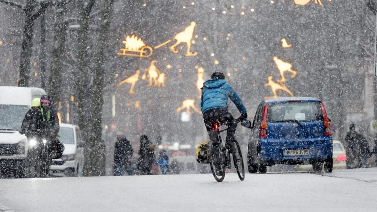 Leichtes Schneetreiben herrscht am Nachmittag in der Innenstadt auf der Mönckebergstrasse (Archivbild): Bis Heiligabend soll das Wetter wohl nicht halten.
