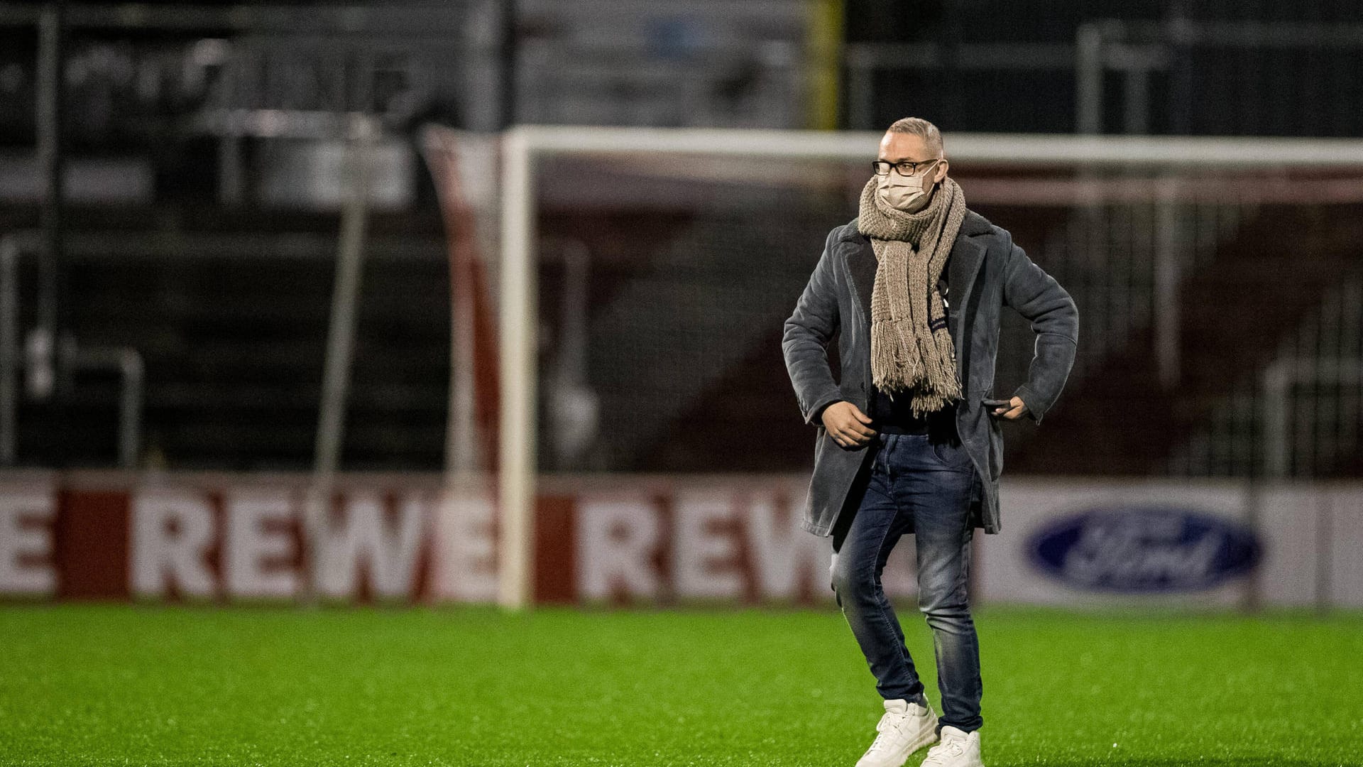 Noch-Geschäftsführer Alexander Wehrle läuft über den Rasen am Spielfeld: Die Nachfolge ist noch ungeklärt.