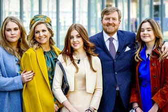 König Willem-Alexander und Königin Maxima feiern Weihnachten mit ihren drei Töchtern.