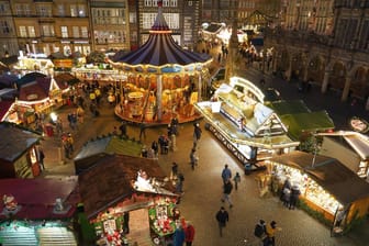 Weihnachtsmarkt in Bremen (Archivbild): Für die Weihnachtstage treten in Bremen und Niedersachsen verschärfte Corona-Regeln in Kraft.