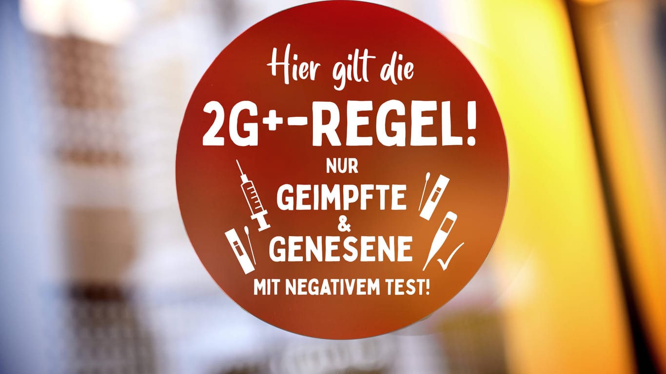 Aufkleber auf einer Scheibe verweist auf 2G-Plus-Regel (Symbolbild): In Niedersachsen muss in den meisten Restaurants ab Weihnachten auch ein negativer Corona-Test vorgewiesen werden.