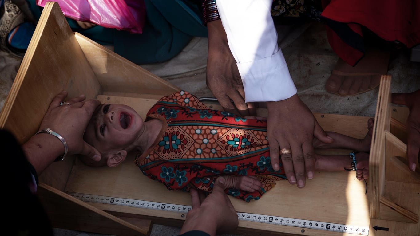Die sieben Monate alte Bis Bibi wird vermessen: Eine Million Kinder in Afghanistan sind schwer mangelernährt.