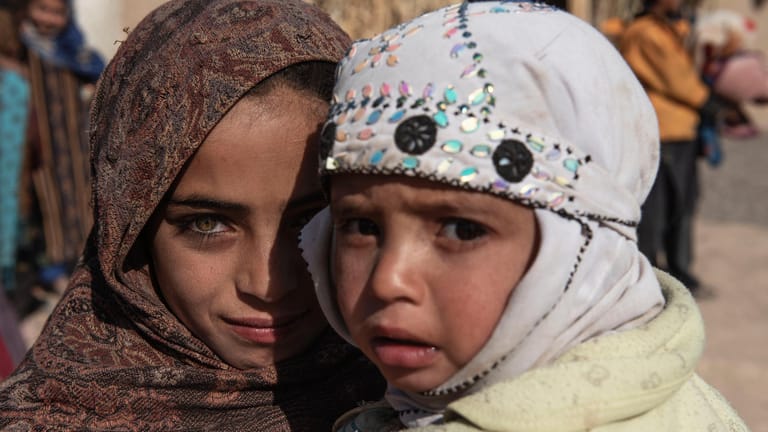 Die 12-jährige Samiyah mit ihrem mangelernährten Bruder Hazrat Ali: Die Kinder trifft die Not in Afghanistan besonders schwer.