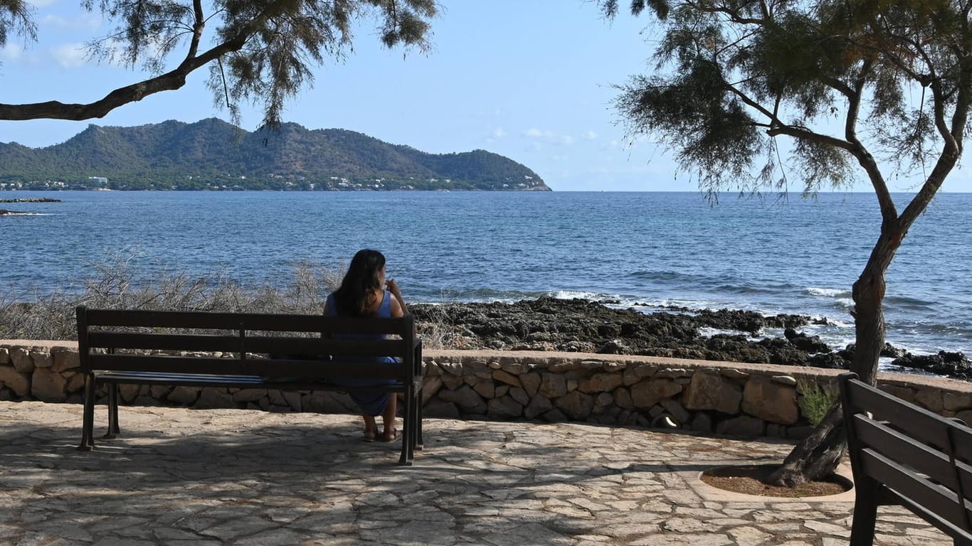 Eine Reisende auf Mallorca: Auch die spanische Insel wurde jetzt als Hochrisikogebiet eingestuft.