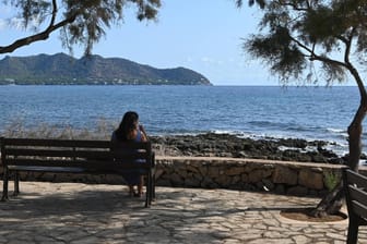 Eine Reisende auf Mallorca: Auch die spanische Insel wurde jetzt als Hochrisikogebiet eingestuft.