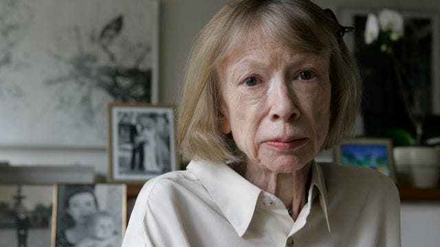 Die Schriftstellerin Joan Didion in ihrer New Yorker Wohnung.