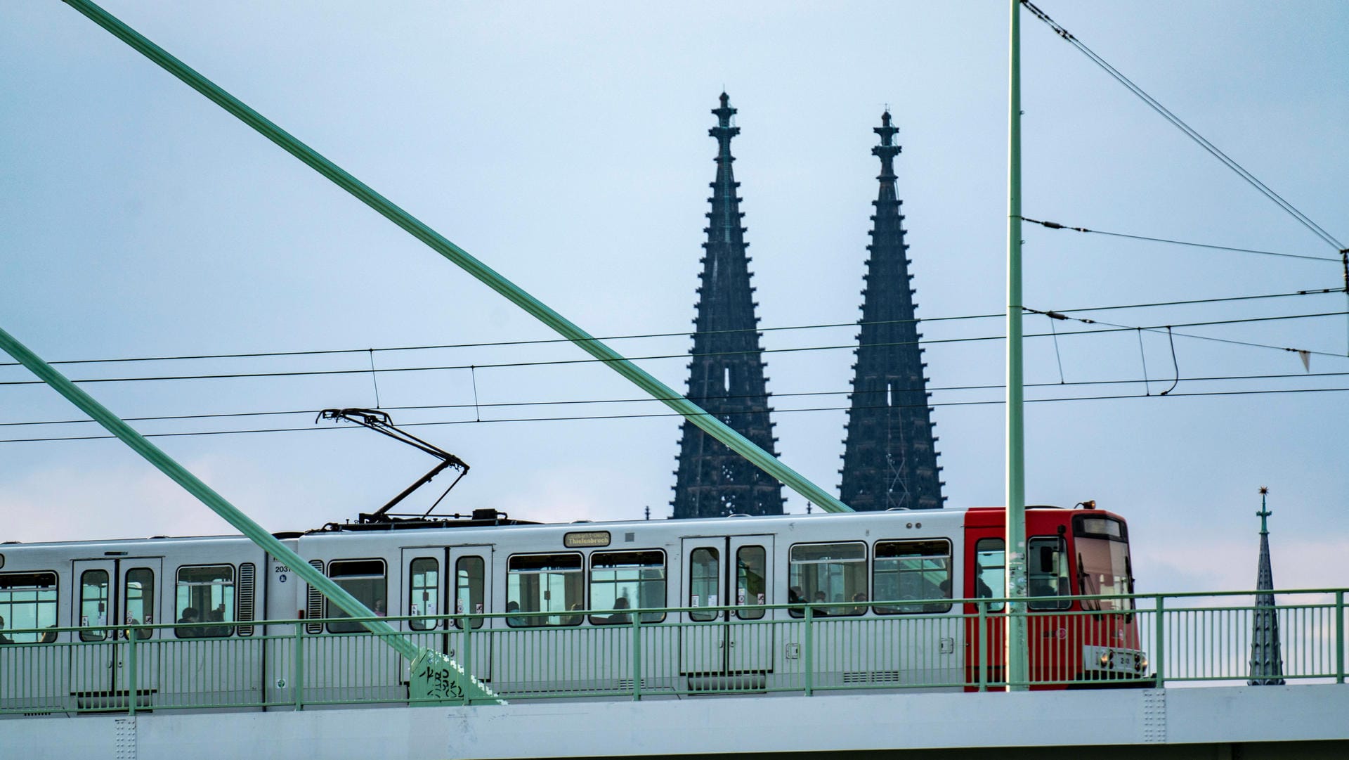 Eine Straßenbahn fährt auf der Severinsbrücke über den Rhein (Symbolbild): "Der ÖPNV ist das Rückgrat der Mobilitätswende", sagt Ascan Egerer.