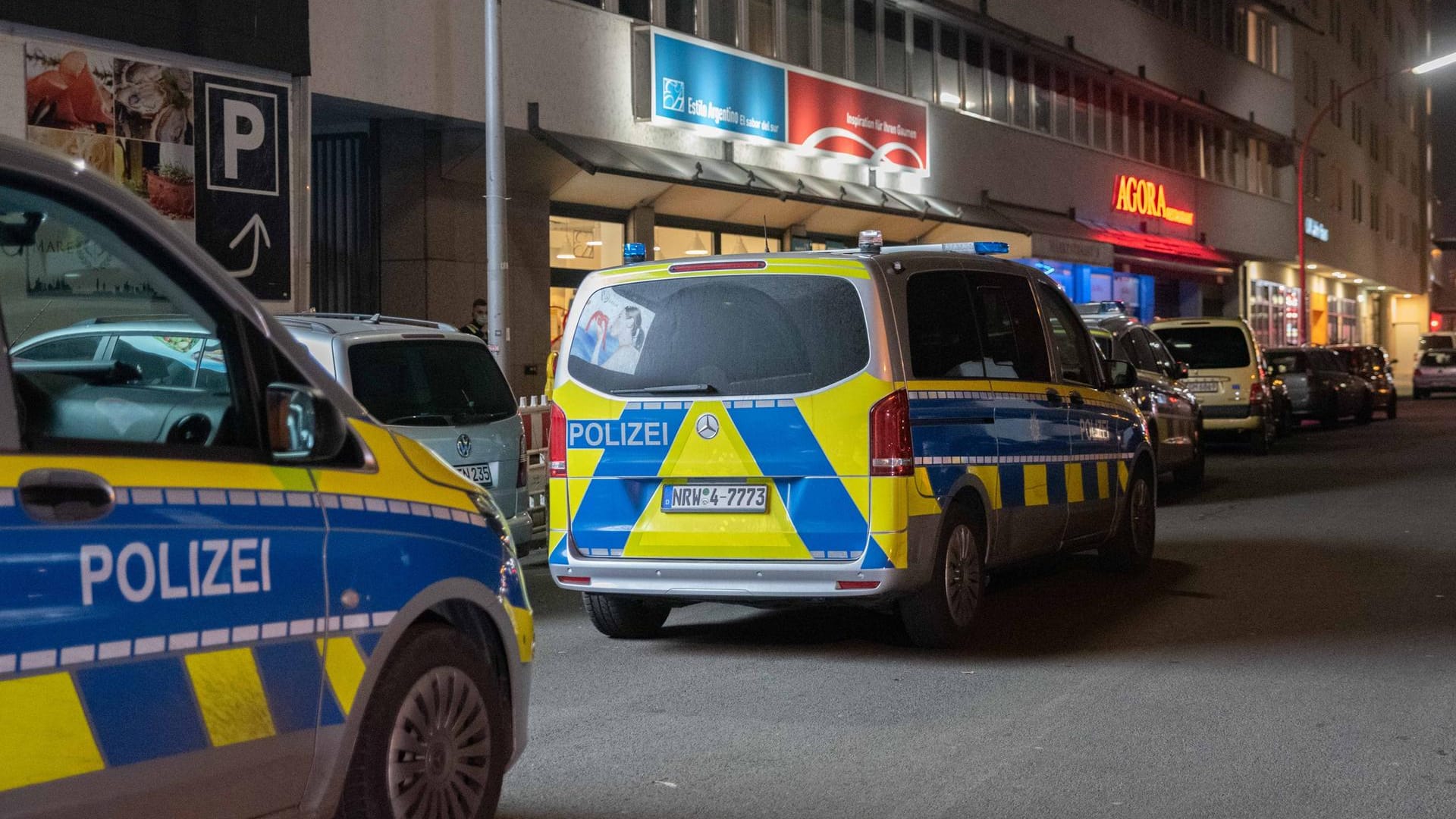 Einsatzfahrzeuge in Köln: Die drei Täter konnten flüchten.