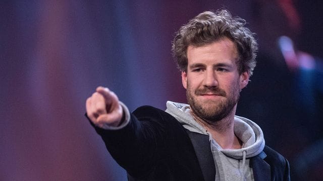 Luke Mockridge gestikuliert