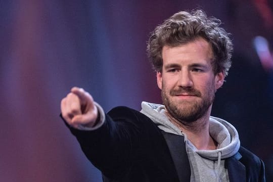 Luke Mockridge gestikuliert