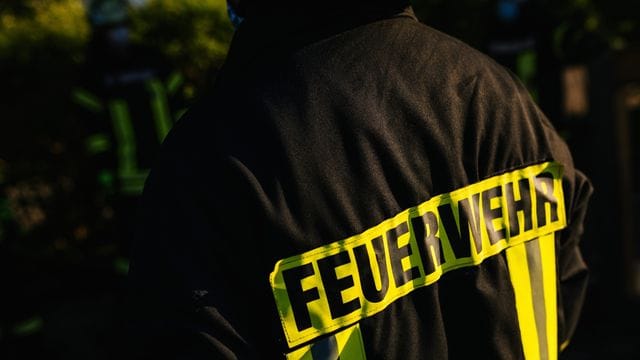 Ein Feuerwehrmann in Schutzkleidung (Symbolbild): Ab Mitte März müssen Berliner Feuerwehrleute vollständig gegen das Coronavirus geimpft sein. Ein Feuerwehrmann in Schutzkleidung (Symbolbild): Ab Mitte März müssen Berliner Feuerwehrleute vollständig gegen das Coronavirus geimpft sein.