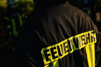 Ein Feuerwehrmann in Schutzkleidung (Symbolbild): Ab Mitte März müssen Berliner Feuerwehrleute vollständig gegen das Coronavirus geimpft sein.
