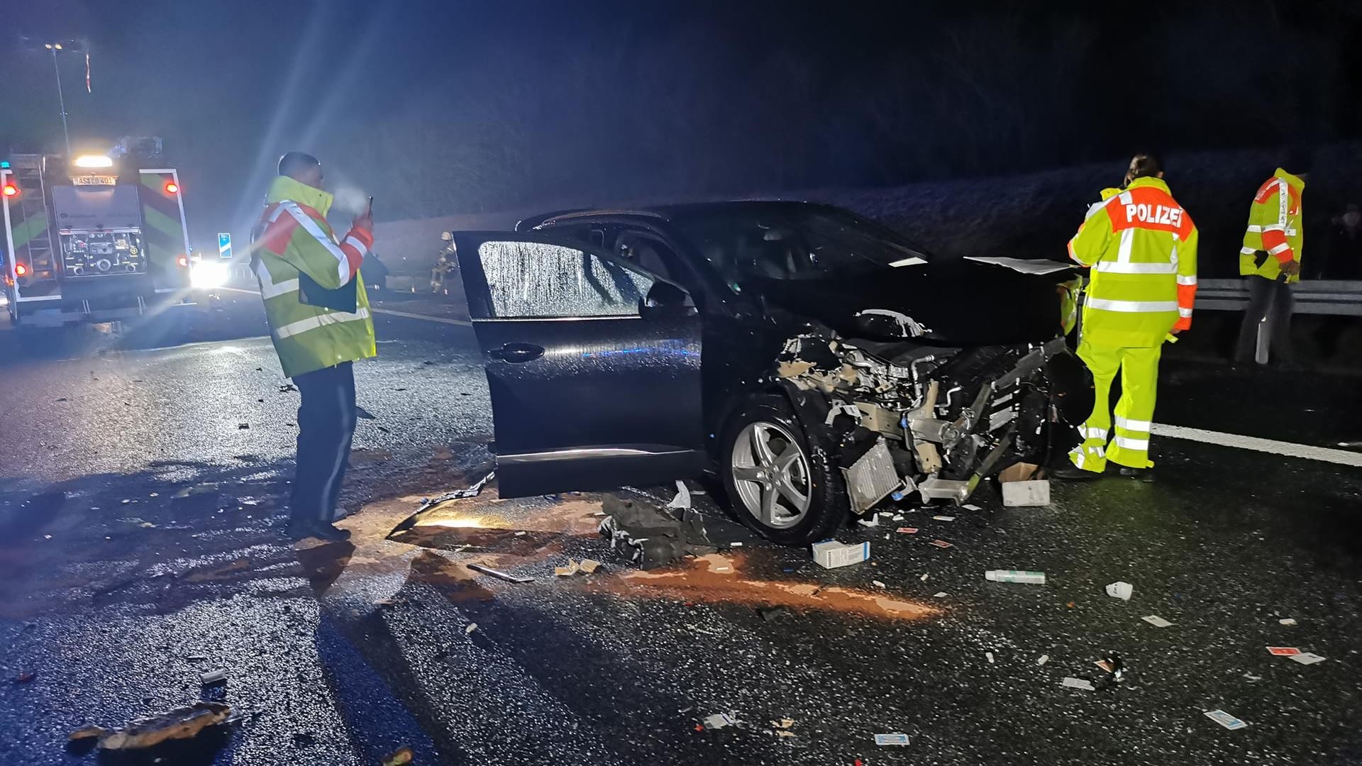 Einsatzkräfte neben einem Autowrack in der Oberpfalz: Es hat neun Unfälle mit 20 Autos auf der A6 gegeben.
