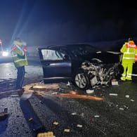 Einsatzkräfte neben einem Autowrack in der Oberpfalz: Es hat neun Unfälle mit 20 Autos auf der A6 gegeben.