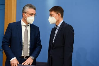 RKI-Chef Lothar Wieler und Gesundheitsminister Karl Lauterbach: Das RKI warnt vor unzuverlässigen Daten.