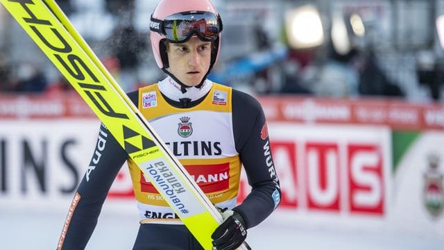 Skispringer Karl Geiger bereitet sich fokussiert auf einen Sprung vor. Skispringer Karl Geiger bereitet sich fokussiert auf einen Sprung vor.