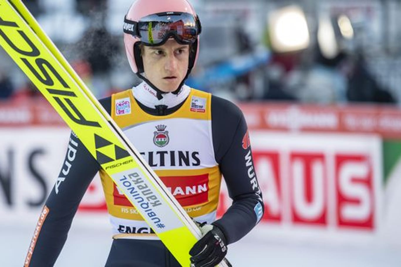 Skispringer Karl Geiger bereitet sich fokussiert auf einen Sprung vor.