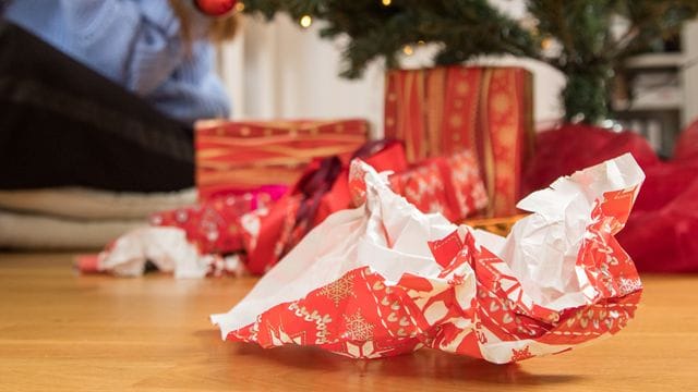 Geschenkpapier ist oft beschichtet oder laminiert, denn mit etwas Glanz sieht es schöner aus.