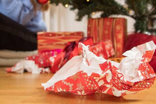 Geschenkpapier ist oft beschichtet oder laminiert, denn mit etwas Glanz sieht es schöner aus.