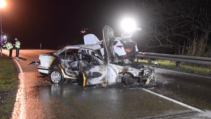 Der ausgebrannte BMW steht auf der Landstraße bei Großbottwar: Der Fahrer war in den Gegenverkehr geraten und mit einem Ford kollidiert.