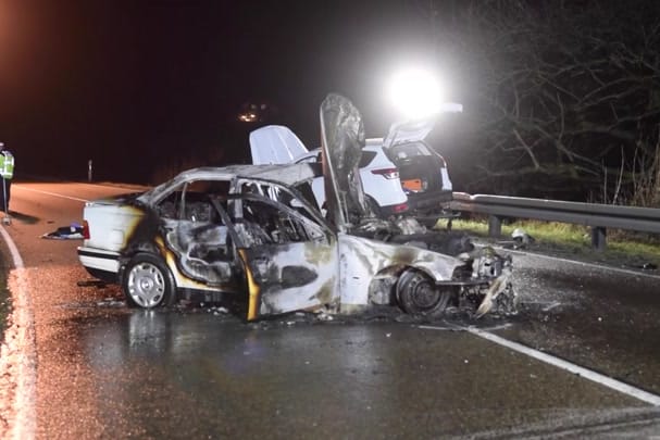 Der ausgebrannte BMW steht auf der Landstraße bei Großbottwar: Der Fahrer war in den Gegenverkehr geraten und mit einem Ford kollidiert.